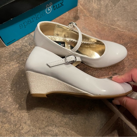 BUNDLE Girls white dress shoes with 2 pairs of socks and box - Picture 4 of 13